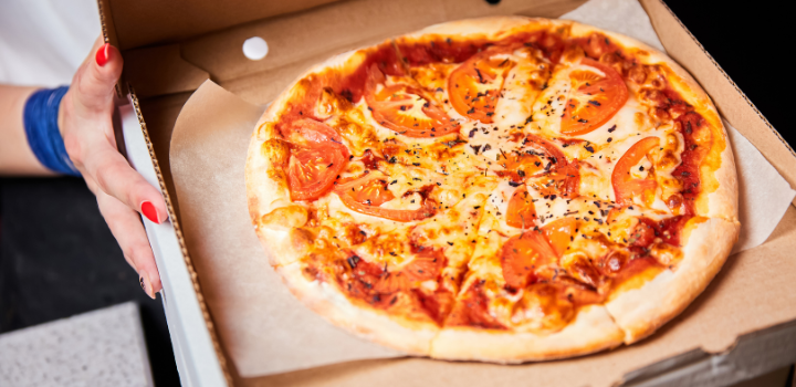 Hoe lang blijft een pizza warm in de doos?