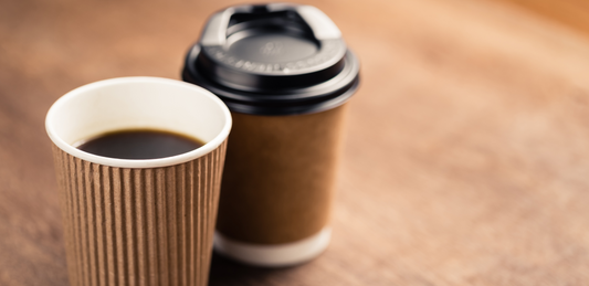 Kopje koffie in disposable beker