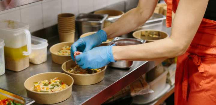 Een overzicht van wegwerphandschoenen: Latex, Nitril, Vinyl en Vitrile